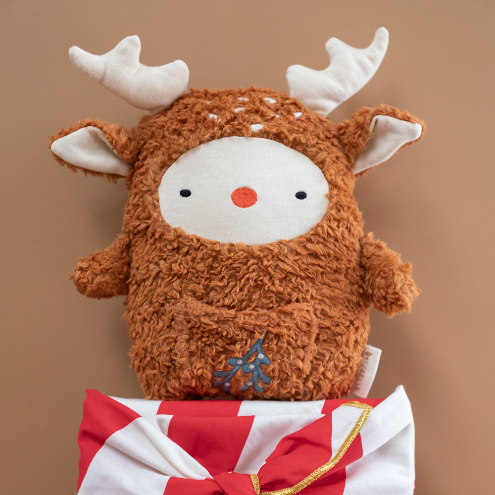 Fabelab Fabbie Reindeer, fluffy organic cotton sherpa toy in cute reindeer shape, brown background.